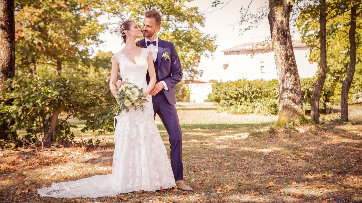 jeunes mariés amoureux  pendant la séance de couple dans le parc du prestigieux château de leur mariage bucolique près de Chambéry